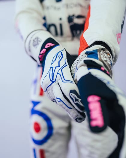 El detalle de los guantes de Franco Colapinto, que evocan los 70 años de la marca Alpine de autos deportivos