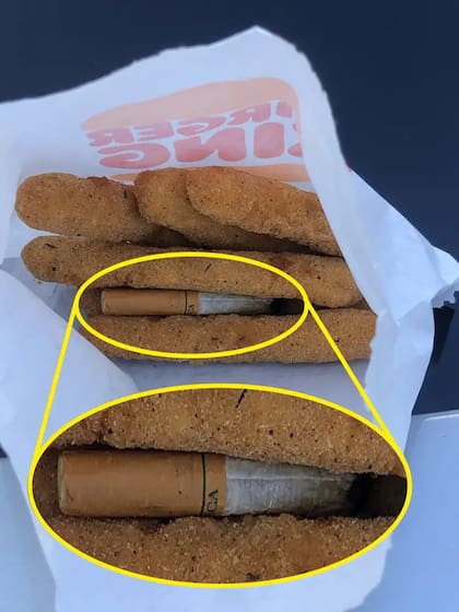 El detalle del cigarrillo entre medios de los bastones de pollo
Foto: Kennedy News and Media