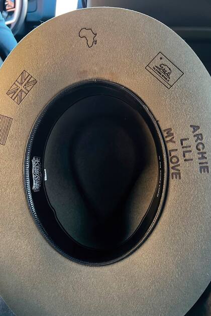 El detalle del sombrero de Harry, con los nombres de sus amores.