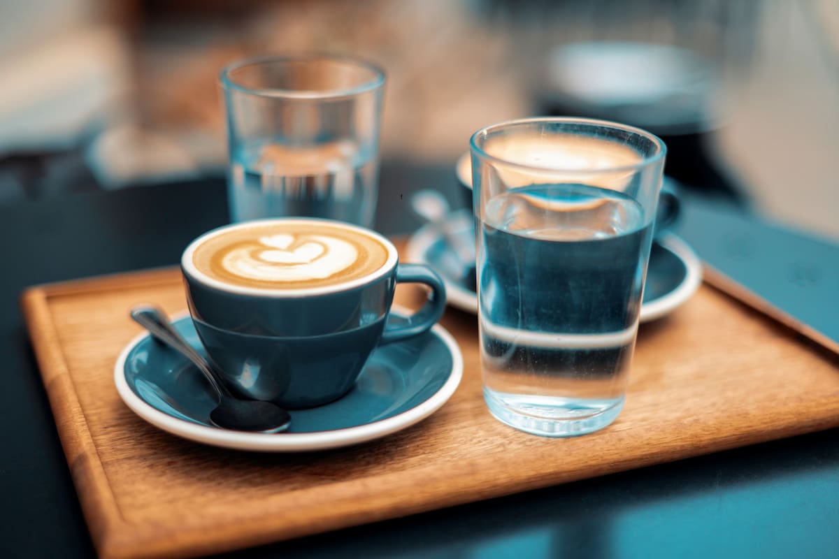 El detalle que pocos notan: por qué siempre viene un vaso de agua con el café