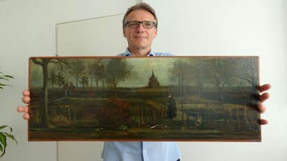 Arthur Brand, el "Indiana Jones del arte", con uno de sus hallazgos recientes: un valioso cuadro de Vincent van Gogh que había sido robado de un museo durante la cuarentena