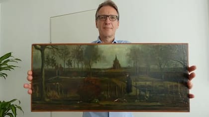 El detective de arte, Arthur Brand, ayudó a localizar este cuadro de Vincent Van Gogh, que fue robado en 2023 y finalmente entregado a él por un hombre desconocido