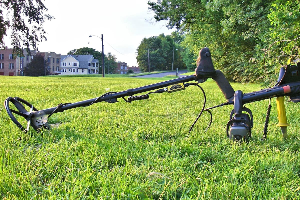El detector de metales de un hombre se activó en campo y cambió su concepción sobre los tesoros