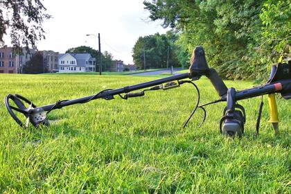 El detector de metales de un hombre se activó en su jardín; creyó que había encontrado un tesoro, pero los objetos que desenterró lo dejaron atónito