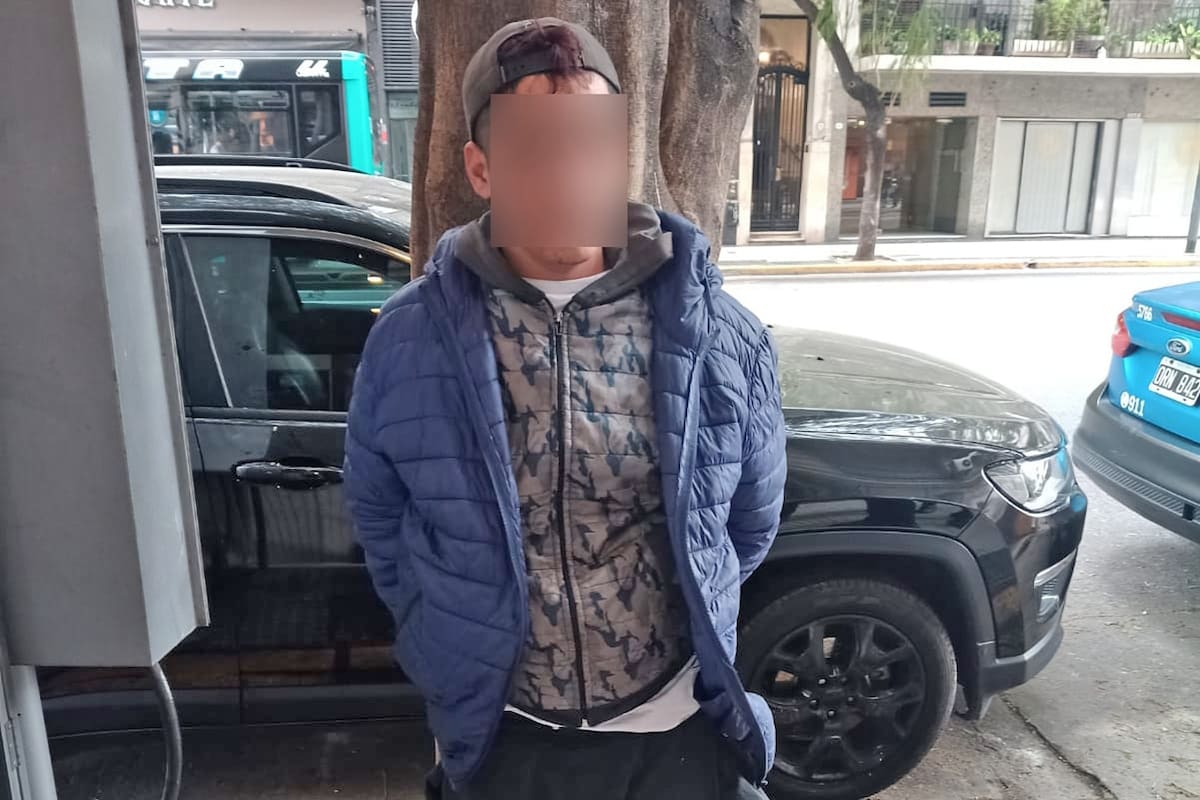 El detenido dormía en la calle