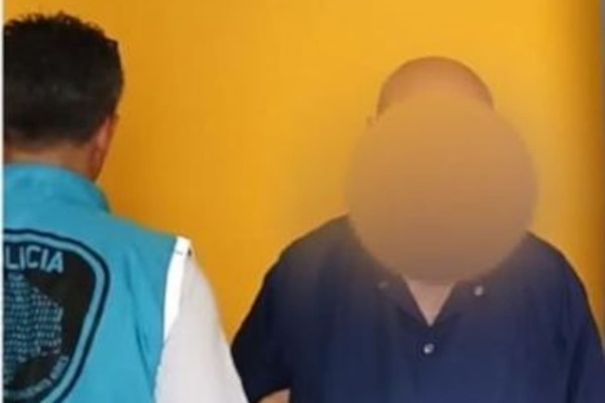 El detenido junto a efectivos de la Policía de la Ciudad, durante el procedimiento ordenado por el Juzgado Nacional en lo Criminal y Correccional N° 24