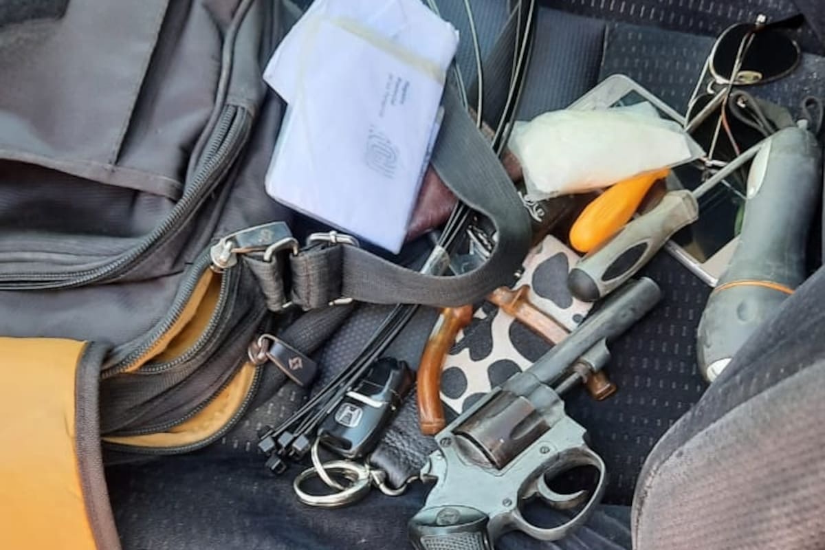 El detenido portaba un revolver calibre 32