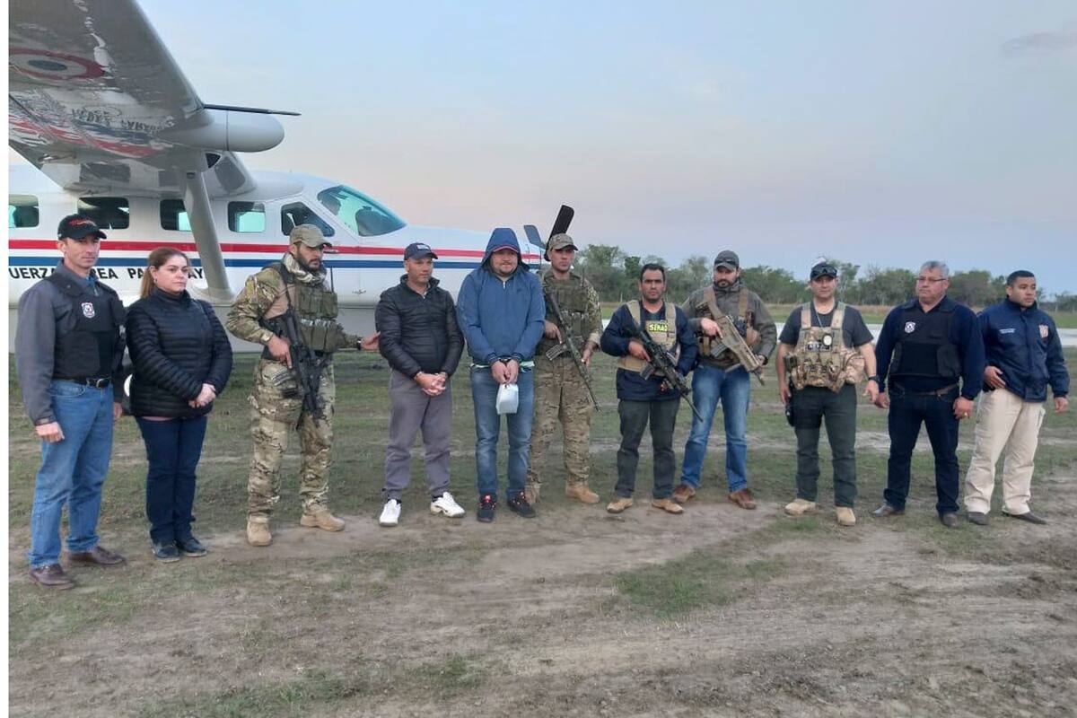 El detenido Saucedo,con capucha , rodeado por los agentes paraguayos que lo atraparon