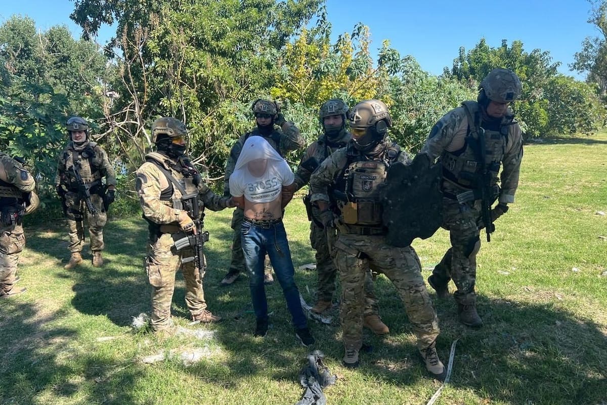 El detenido tras ser encontrado entre los pastizales