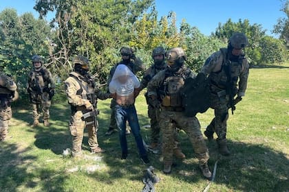 El detenido tras ser encontrado entre los pastizales