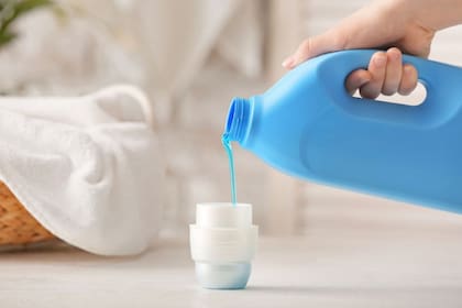 El detergente perfumado para ropa puede causar daños en la piel sensible, reacciones alérgicas, irritación de la nariz e interrupción del sueño (Adobe Stock)