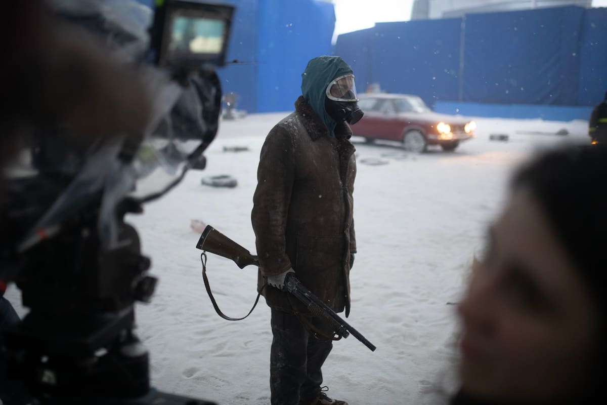 El detrás de escena de El Eternauta, que combina decorados generados por computadora y proyectados en telones de fondo con nieve falsa, tomas en estudio y en las calles de Vicente López