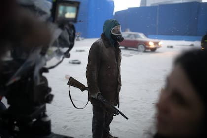 El detrás de escena de El Eternauta, que combina decorados generados por computadora y proyectados en telones de fondo con nieve falsa, tomas en estudio y en las calles de Vicente López