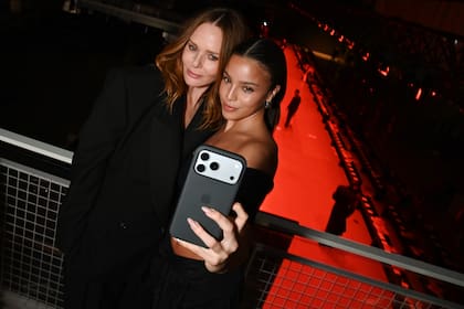 El detrás de la selfie entre la diseñadora británica y la cantante argentina