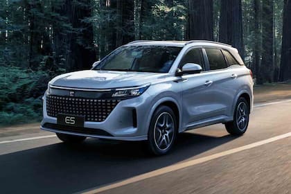 El DFSK E5 es el primer modelo híbrido enchufable chino con capacidad para siete pasajeros que se vende en la Argentina