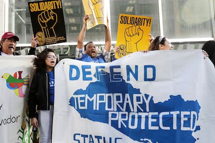 El DHS advirtió que pueden arrestar y deportar a cualquier nacional de este país sin estatus migratorio