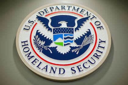 El DHS busca elevar el plazo mínimo para que solicitantes de asilo pidan un EAD mientras su caso está en trámite