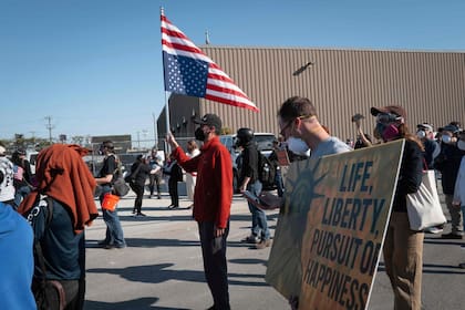 El DHS declaró que los manifestantes "dispararon contra los agentes con proyectiles de artillería comercial"