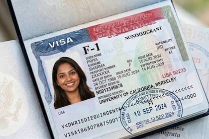 El DHS detalló la implementación de una nueva normativa diseñada para limitar el tiempo de estancia de los portadores de visas F, J e I