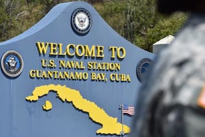 El DHS detuvo a 30 inmigrantes latinos catalogados de alta amenaza y los detuvo en el Centro de Operaciones Migratorias de Guantánamo