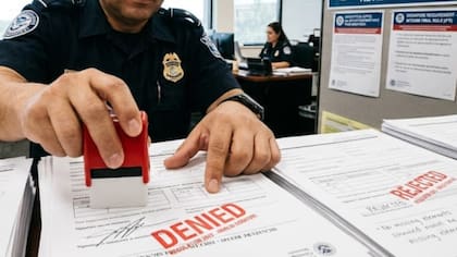 El DHS habilitó a agentes migratorios para rechazar solicitudes de migrantes por firmas inválidas
