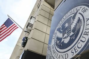 El DHS le quita las multas por no cumplir con órdenes de deportación a los migrantes ilegales que se vayan del país mediante la CBP Home