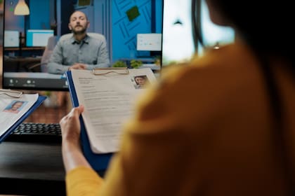 El DHS o un juez de derecho administrativo puede imponer sanciones si determina que un empleador continuó la relación de trabajo con un ciudadano no autorizado