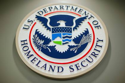 El DHS presentó un documento que propone el aumento del tiempo de espera para que solicitantes de asilo pidan un permiso de trabajo en EE.UU.