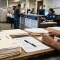 La regla del DHS que se aplicaría para inmigrantes latinos con solicitudes de renovaciones