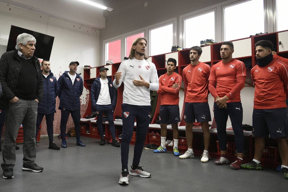 El "día 1" de Sebastián Beccacece al frente del plantel de Independiente; a su derecha, el presidente Hugo Moyano