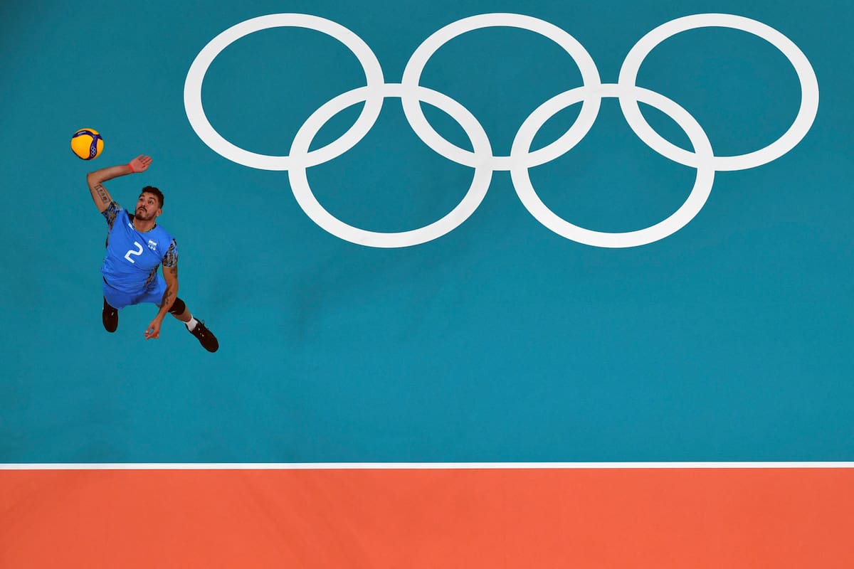 El día 4 de los JJOO tendrá varias participaciones argentinas. En foto: Federico Pereyra da un servicio en la derrota del vóley argentino contra Rusia, el 24 de julio. (Antonin Thuillier / AFP)