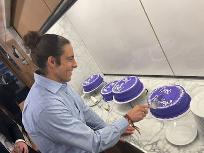 El día antes del IPO en las oficinas de Morgan Stanley en Nueva York, Federico en un festejo con sus colegas. Cada torta representa un pilar del negocio: low cost to acquire, low cost to serve, low cost of funding, y low cost of risk.