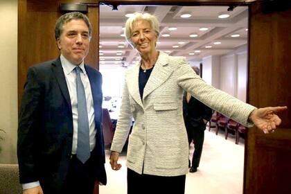 El día arrancó en calma luego de que Finanzas anunciara que vendería US$7500 millones del préstamo del FMI; la Fed anticipó más correcciones y el billete llegó a $26,69