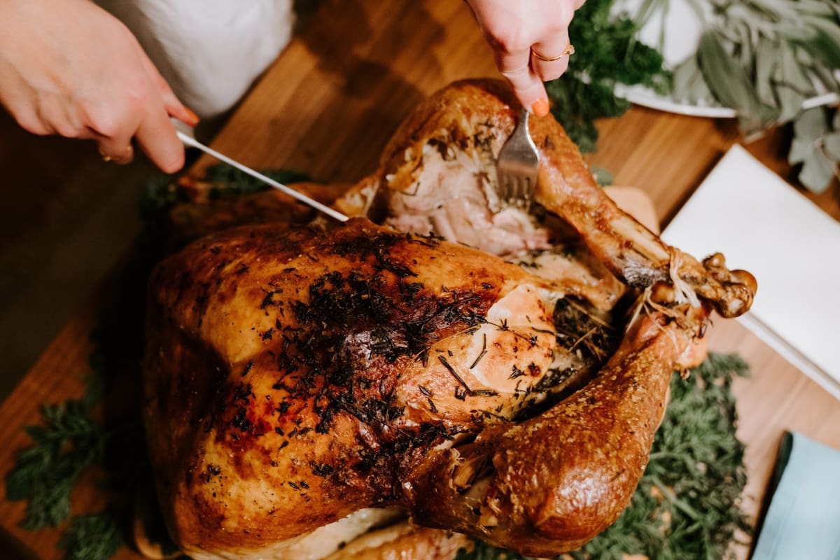 El Día de Acción de Gracias se acerca rápidamente, y mientras muchas familias en Estados Unidos planean la tradicional cena, no todas pueden permitirse comprar un pavo (Archivo)