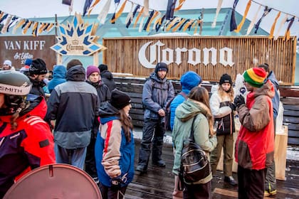 El día de esquí se cierra en los Sunset Hours, una serie de after ski en los paradores Aprés y Momos