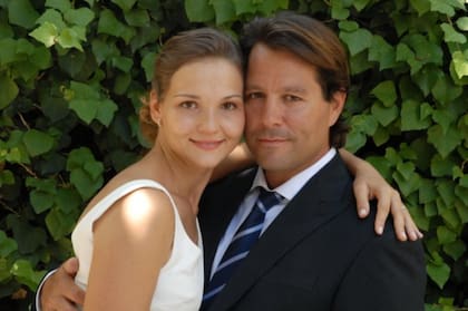 Junto a su marido argentino, el día de la boda.