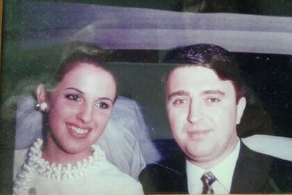 El día de la boda hace cincuenta años. Siguen igual de sonrientes al día de hoy.