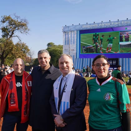 El día de la apertura del Mundial el embajador de los Estados Unidos, Peter Lamelas, participó de la inauguración del Fan Fest de la Ciudad de Buenos Aires en Palermo. "Junto al jefe de Gobierno porteño y representantes diplomáticos de Canadá y México, los tres anfitriones de la Copa Mundial de la FIFA 2026", compartieron en las redes de la embajada