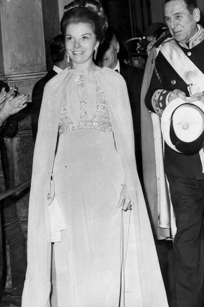 El día de la asunción presidencial de Juan Domingo Perón y María Estela Martínez, en 1973; ella tenía 42 años