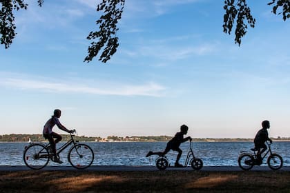 El Día de la Bicicleta se celebra cada 19 de abril con el fin de rendir homenaje a este vehículo de dos ruedas que revolucionó la manera de trasladarse en el mundo