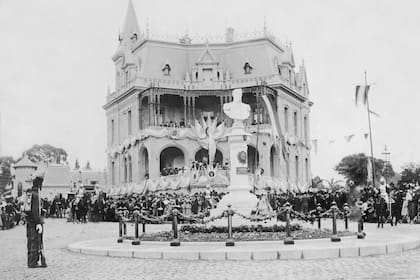 El día de la inauguración del monumento, hace 120 años. Detrás de la obra, la casa de la familia San María, donante de la escultura.