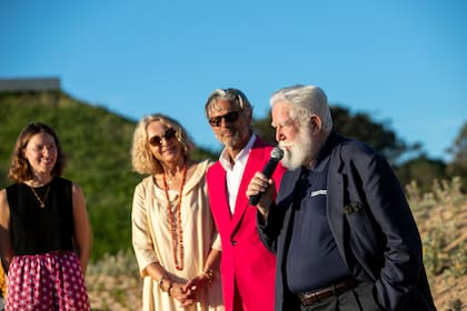 El día de la inauguración, James Turrell junto a los austríacos Robert y Edda Kofler, los dueños de la posada que le encargaron la instalación al artista.