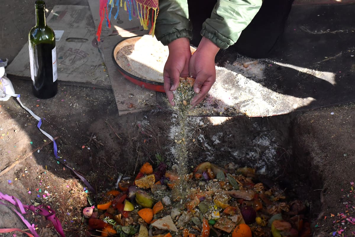 El Día de la Pachamama se celebra con distintos ritos ancestrales, como el de la caña con ruda
