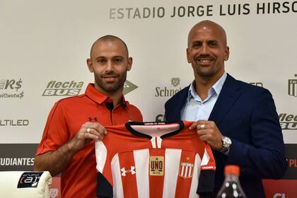 El día de la presentaación de Mascherano en Estudiantes, su séptimo club como profesonal