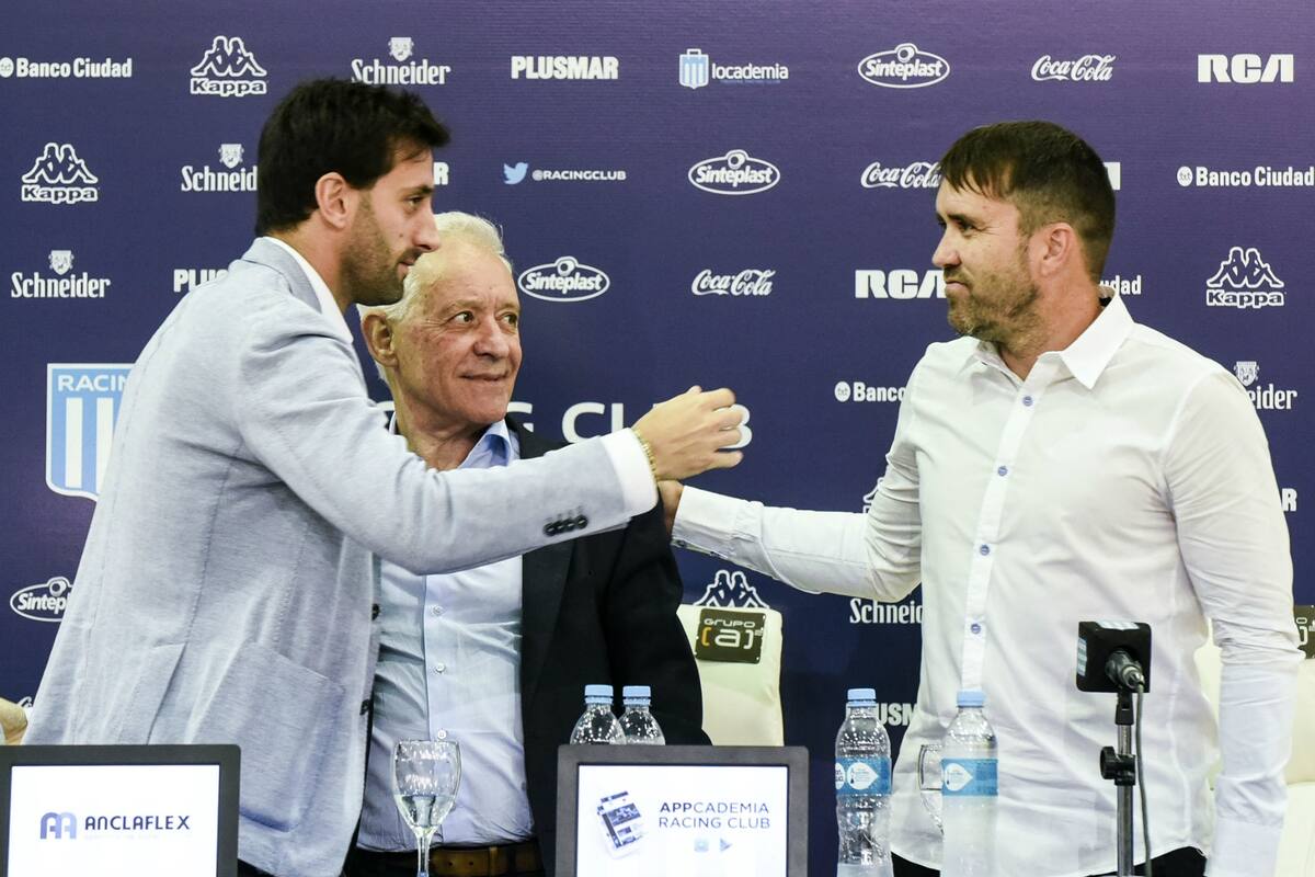 El día de la presentación de ambos: Diego Milito saluda a Eduardo Coudet; observa Víctor Blanco, el presidente de Racing