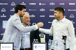 Racing campeón: Milito y Coudet, de las miradas de reojo a un emotivo abrazo
