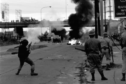 El día de mayor violencia, el 30 de mayo, la policía reprime en Wilde