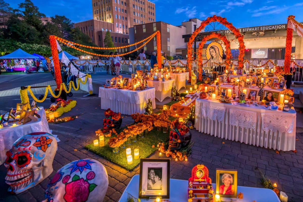 El Día de Muertos, en México, se instalan altares en las tumbas pra recordar a los seres queridos