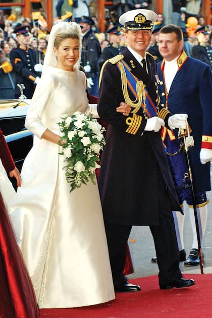 El día de su boda con el entonces príncipe Guillermo Alejandro, el 2 de febrero de 2002, Máxima deslumbró con un diseño realizado en seda mikado marfil con mangas francesas, escote bote, cuerpo liso y apenas dos elegantes apliques de encaje a ambos lados de la falda. El diseñador italiano invirtió tres meses en su realización. Los grandes detalles fueron la cola de cinco metros de largo y el velo de tul