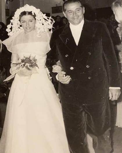 El día de su boda, Marcela entró del brazo de su padre.